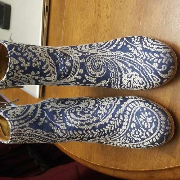 Indigo RD women's and white booties. Size 6.5 - Picture 5 of 12